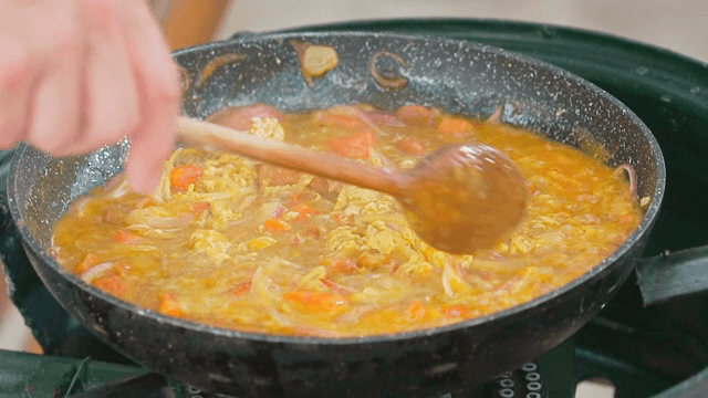 팬에서 끓고있는 커리