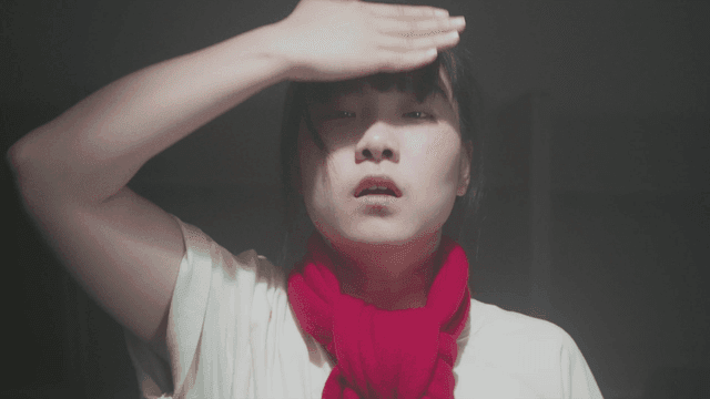 어두운 독서실에서 춤을 추는 소녀