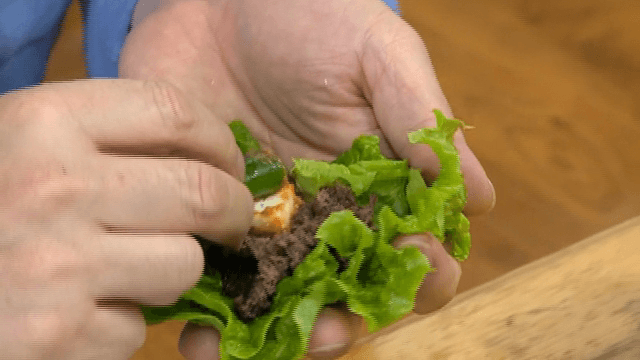 상추에 고기, 마늘, 고추를 넣은 상추쌈 만들기