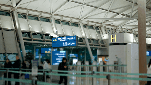 출국을 위해 이동하는 사람들이 있는 공항 터미널