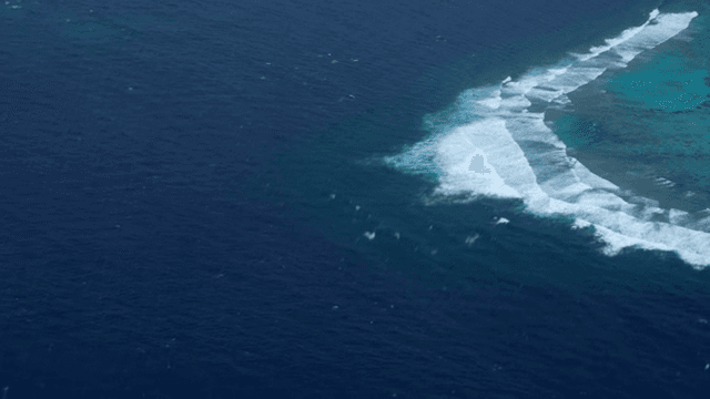 산호초에 부딪히는 파도