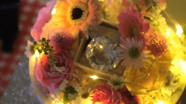 조명과 함께 꽃이 장식된 케이크