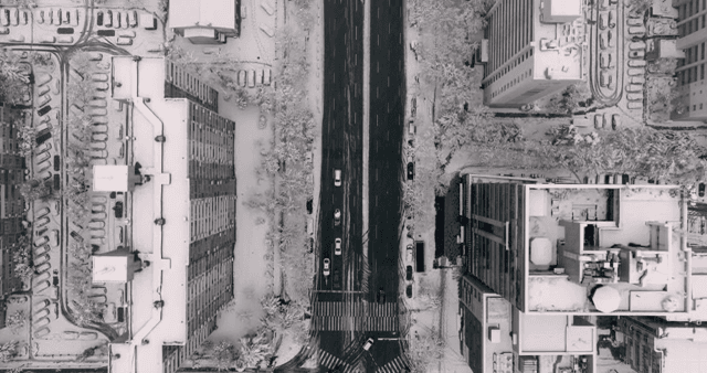 눈 덮인 도시 거리와 건물