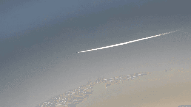 맑은 하늘을 나는 비행기