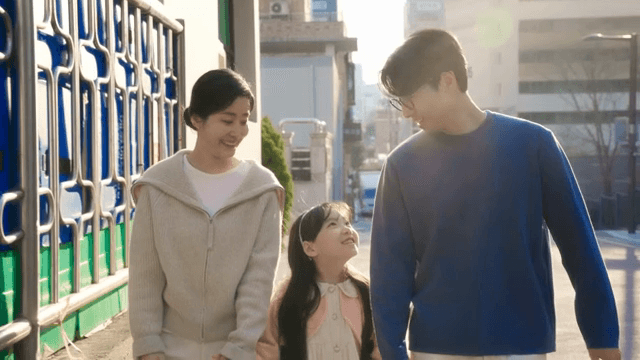 엄마 아빠와 함께 하교하는 아이