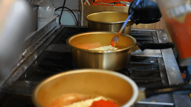 여러 냄비에 라면을 끓이는 장면