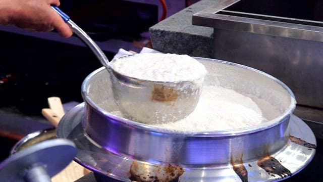 갈아낸 콩을 이용해 요리하는 과정