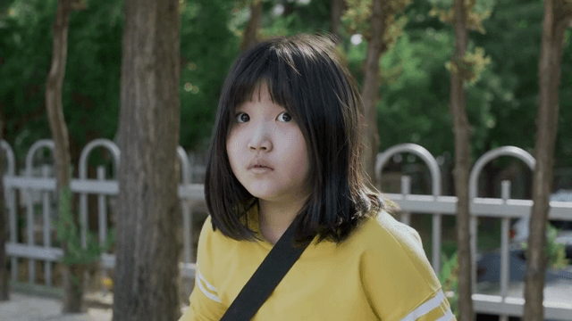 공원에 홀로 앉아있는 아이