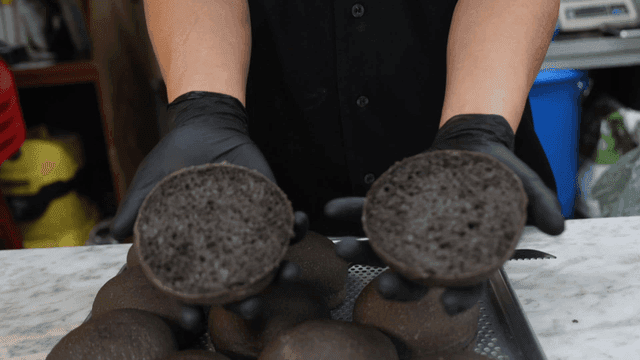 검은 번을 들고 반으로 가르는 손