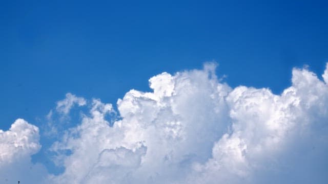 Clear blue sky with white fluffy cloudsin the afternoon