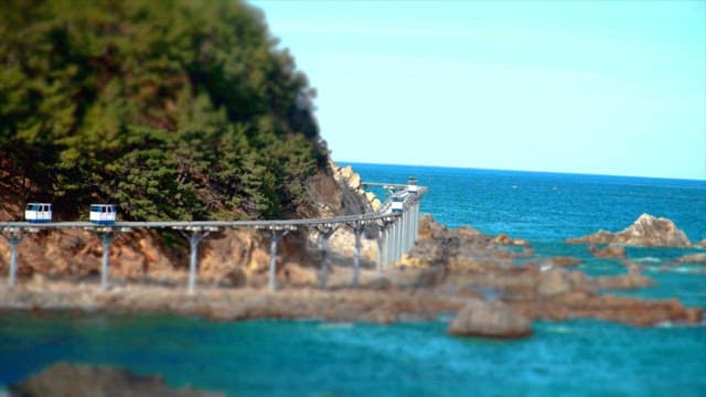 해안선을 따라가는 모노레일과 바다 전망