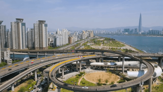 고속도로와 강이 있는 번화한 도시