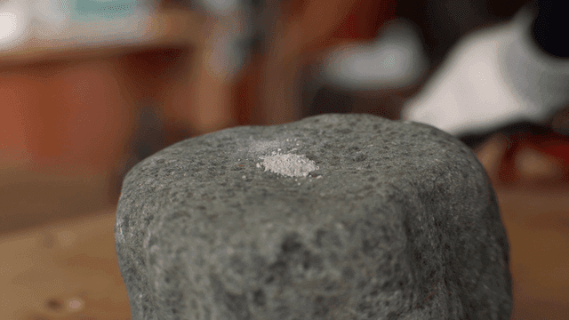 정교하게 돌을 드릴로 뚫는 장면