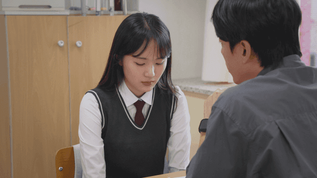 진지하게 상담하는 여학생과 선생님