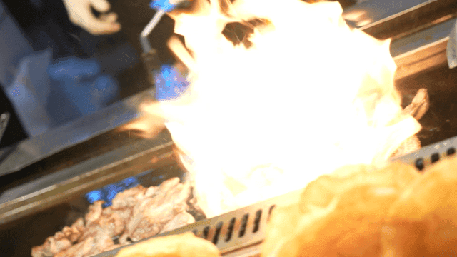 뜨거운 그릴에서 불꽃과 함께 굽는 고기