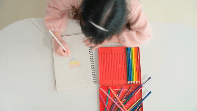 색연필로 그림 그리는 아이