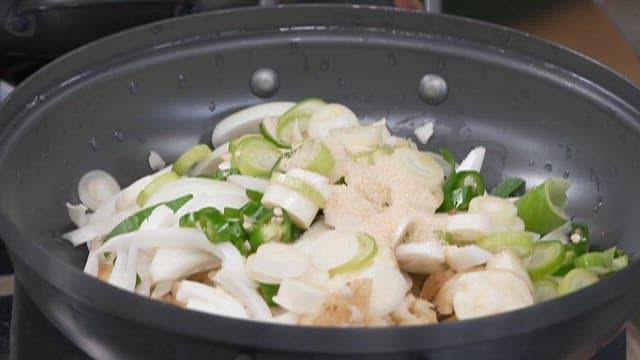 신선한 채소 위에 고춧가루를 뿌려 양념하기