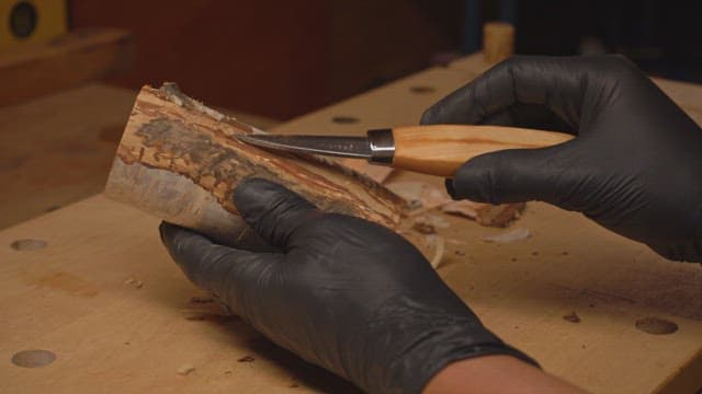 칼로 나무를 조각하는 손