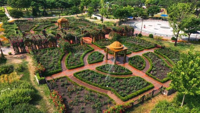 아름답게 조경된 수목원의 항공 뷰