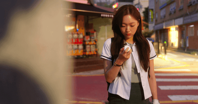 저녁에 횡단보도에서 기다리는 학생