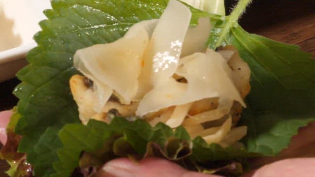 상추와 생강, 장어, 마늘이 올라간 상추쌈