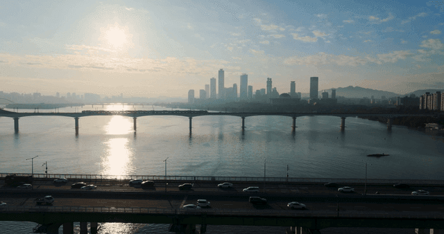 강 위의 다리와 도시 스카이라인