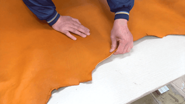 가죽 품질을 검사하는 손