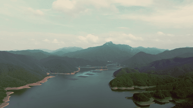 고요한 호수를 가진 광활한 산맥