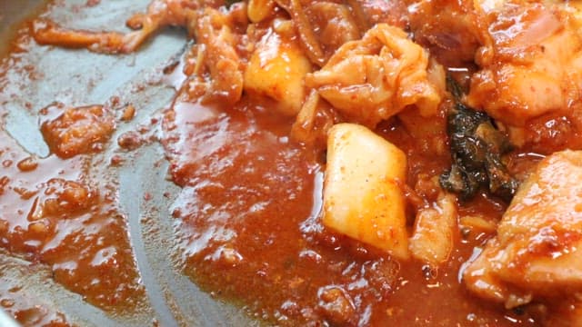 뜨거운 철판에서 조리되는 닭갈비