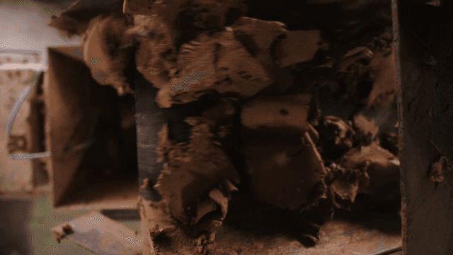 기계에서 처리되는 점토