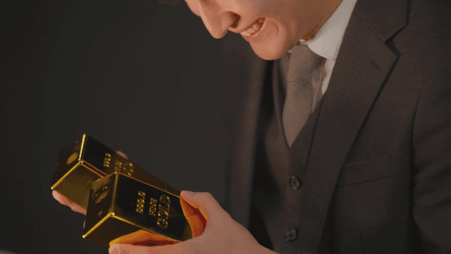 금괴를 들고 미소 짓는 정장 남성