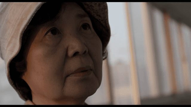 모자를 쓴 실내의 노인 여성