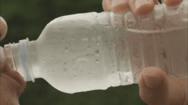 사람이 물병에서 물을 마시는 모습