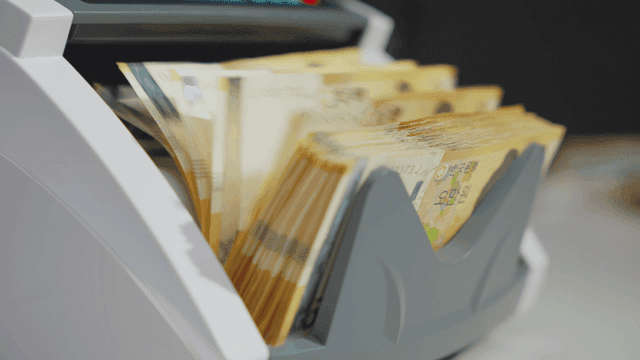 지폐를 세는 계수기