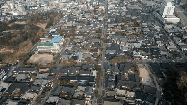 기와 지붕이 있는 전통 한옥 마을