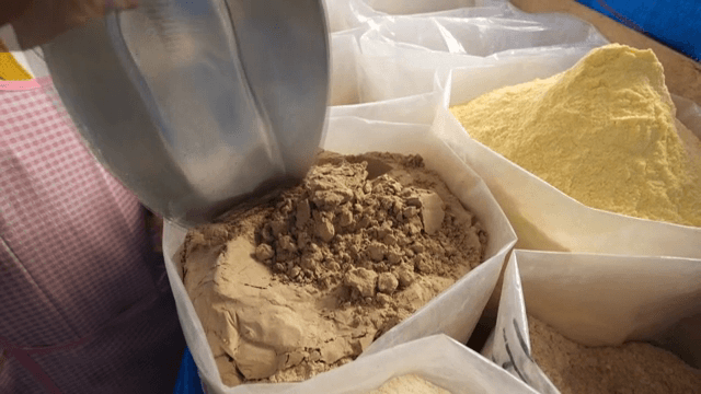 시장에 있는 다양한 가루들