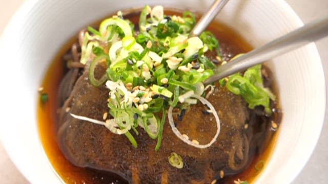 그릇에 담긴 시원한 메밀소바