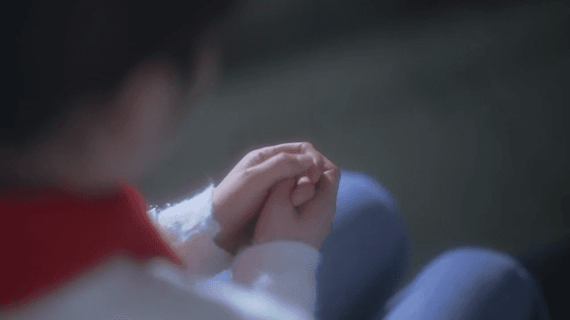 생각에 잠긴 채 손을 모으는 여성