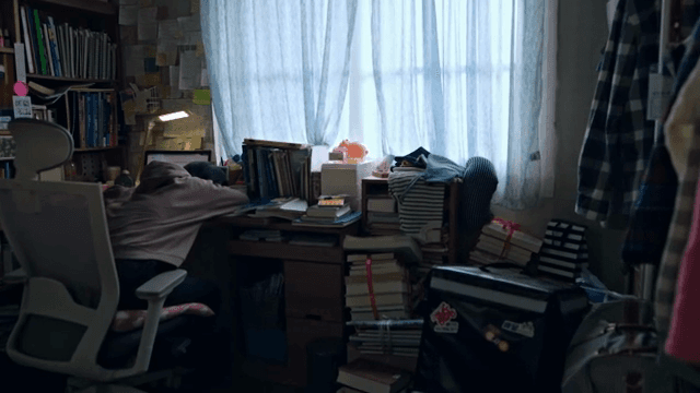 사람이 엎드려 있는 어수선한 공부방