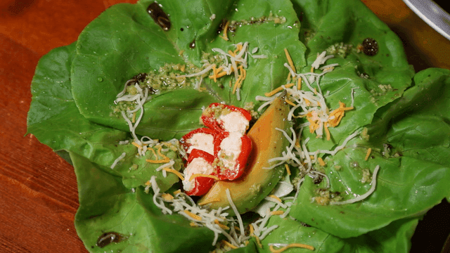 치즈와 아보카도가 들어간 신선한 상추 샐러드