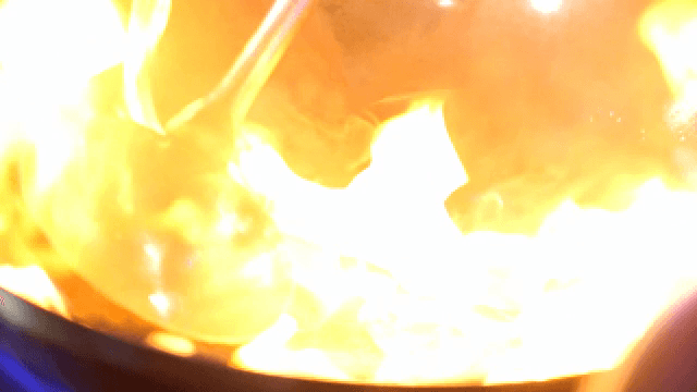 뜨거운 팬에서 올라오는 증기와 불꽃
