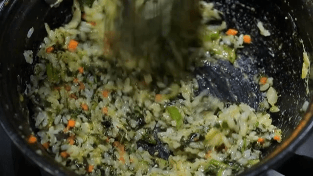 팬에서 야채 볶음밥을 볶는 모습