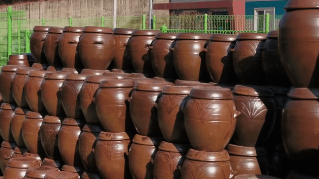 야외에 놓인 전통 한국 항아리