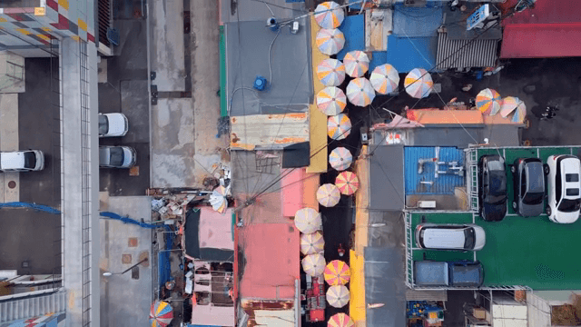 다채로운 파라솔이 있는 번화한 시장 거리