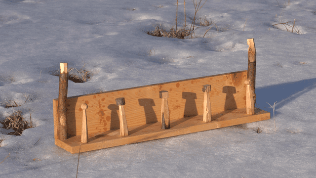눈 덮인 땅 위의 나무 거치대