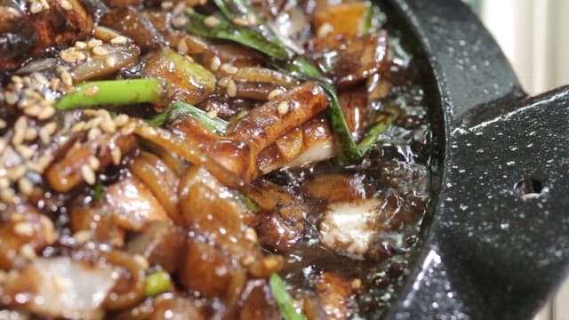 뜨거운 철판 위에서 요리되는 해물짜장면