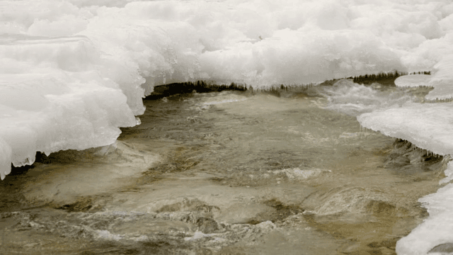 얼음과 바위가 있는 흐르는 강