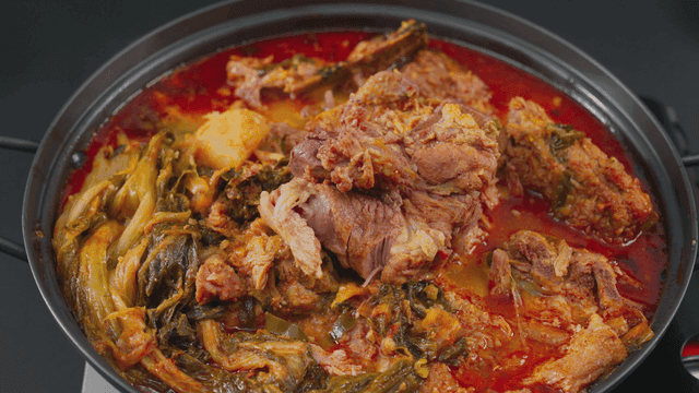 냄비에 담긴 매운 한국식 감자탕