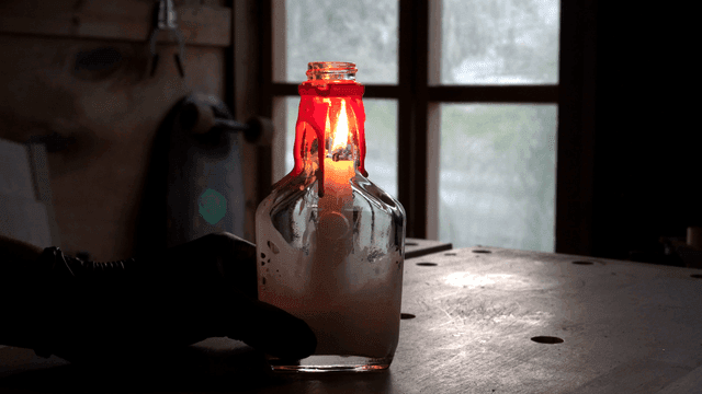 실내 유리병 속에서 타오르는 촛불