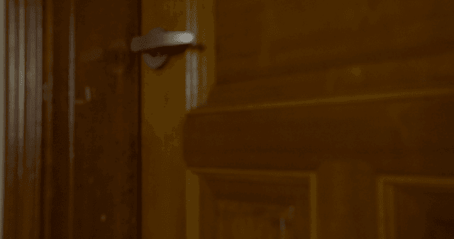 나무 문을 닫는 사람